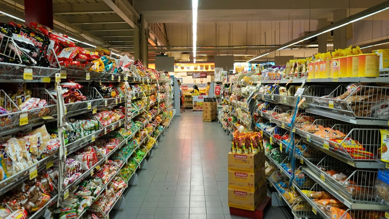 Каждый товар оставляет свой экологический след — во время производства, транспортировки или утилизации. Фото: Fikri Rasyid/Unsplash