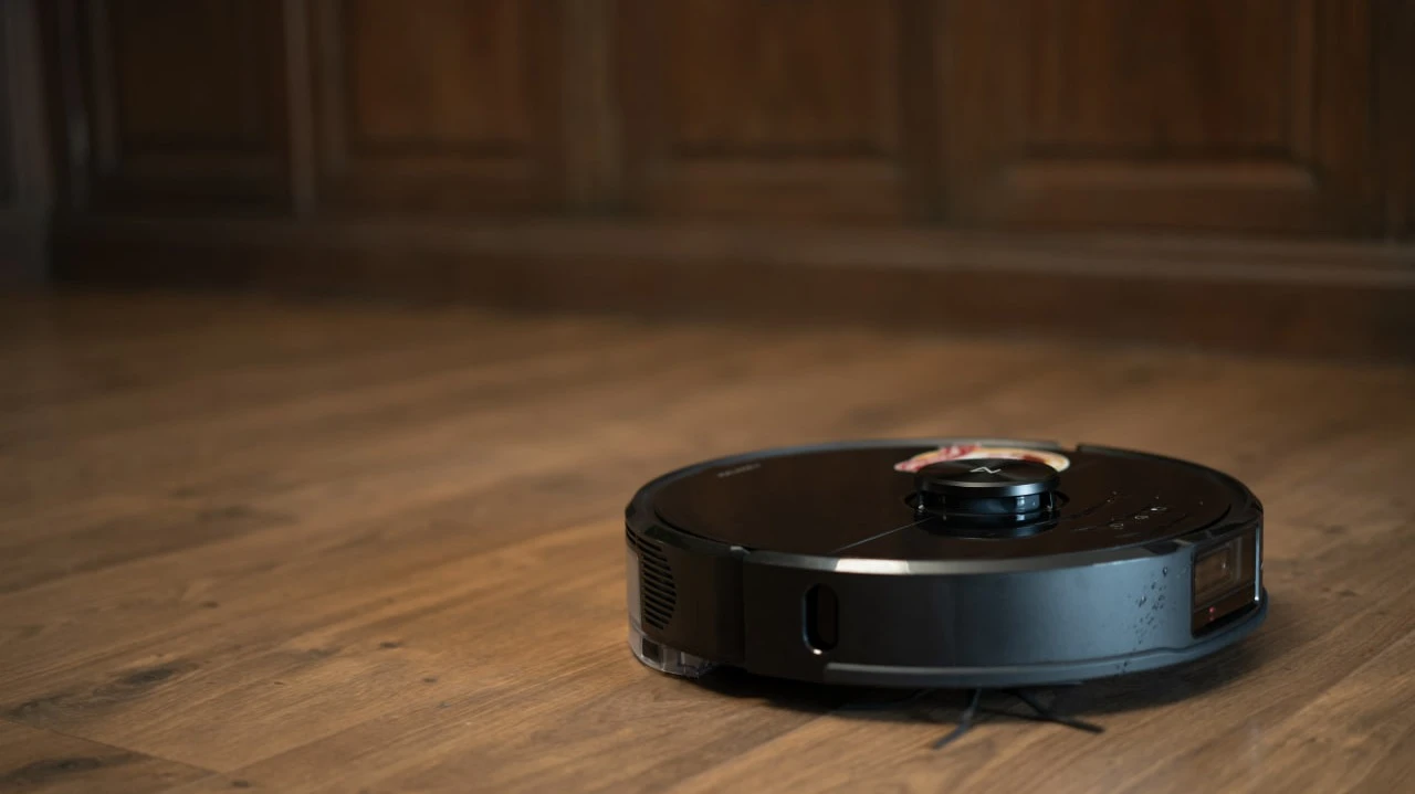 Производитель роботов-пылесосов Beijing Roborock Technology планирует привлечь до $500 млн в Гонконге / Фото: Chikena / Shutterstock.com