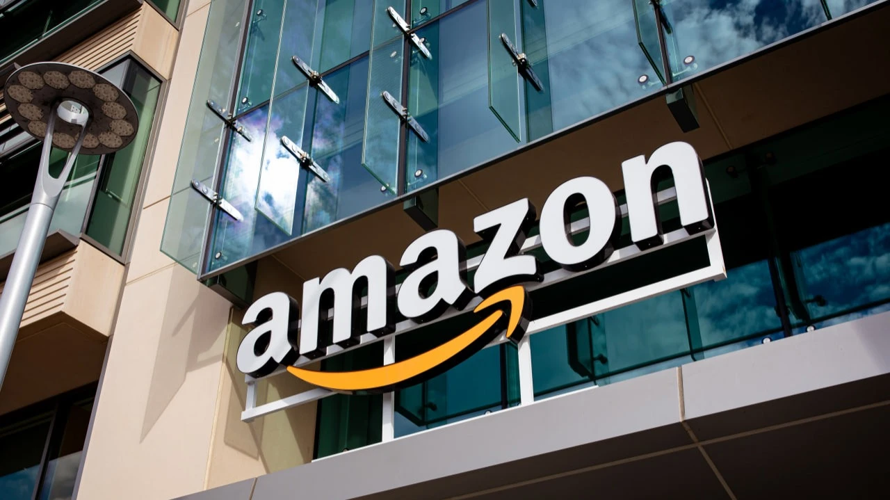 Акции Amazon упали на 2% после резкой критики Белого дома / Фото: bluestork / Shutterstock.com