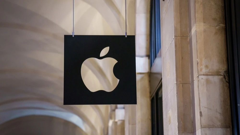 Apple рискует попасть под уголовное преследование за неуважение к суду / Фото: Gints Ivuskans/Shutterstock.com