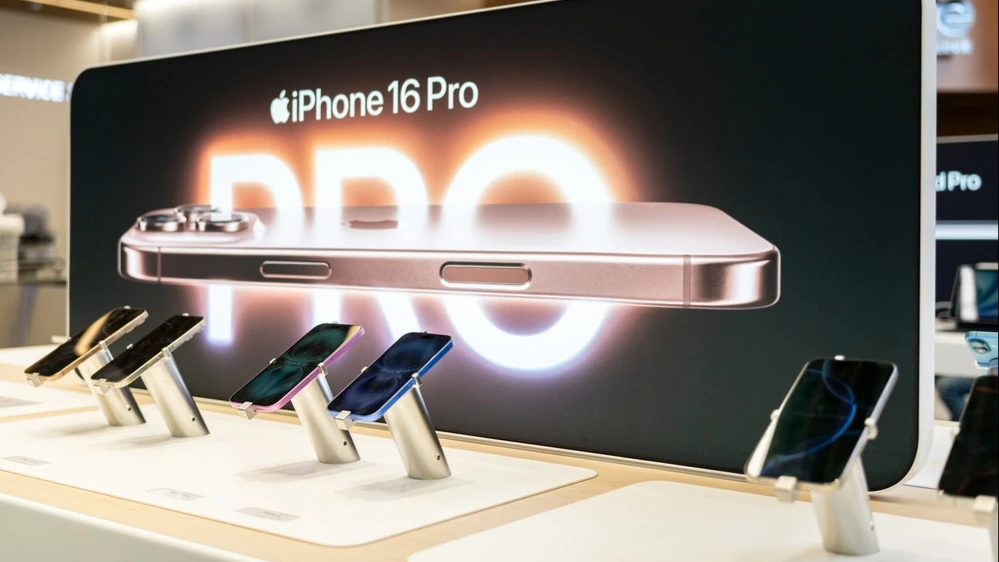 Выручка Apple в Китае снизилась на 2,3%, гендиректор Apple Тим Кук пояснил, что продажи были бы на уровне прошлого года, если бы не влияние валютного курса / Фото: shutterstock/Wongsakorn 2468