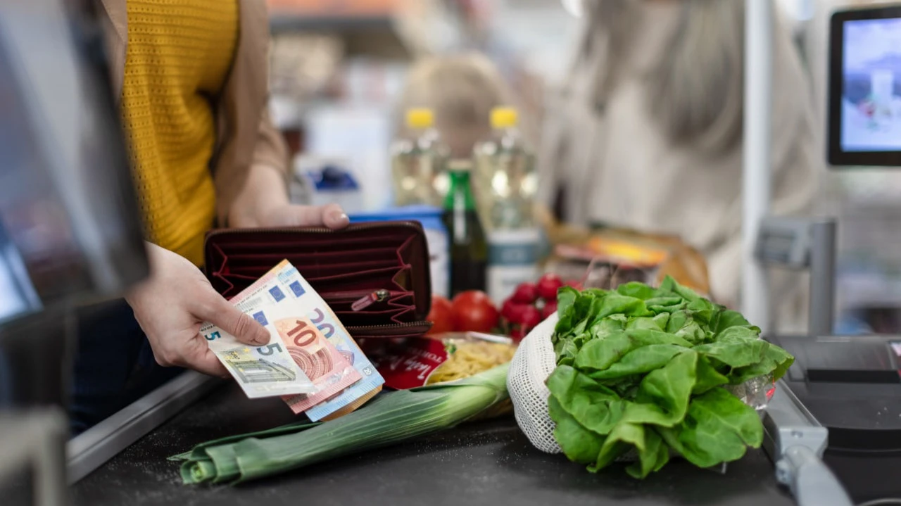 Инфляция в еврозоне остается стабильной / Фото: Halfpoint / Shutterstock.com