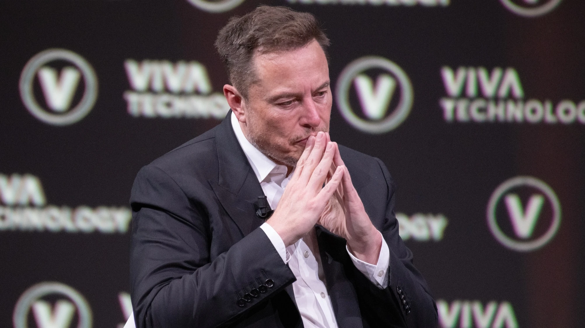 Илон Маск осенью прошлого года с энтузиазмом принял предложение Дональда Трампа возглавить Департамент эффективности горуправления. Но эта работа принесла ему проблемы. Фото: Frederic Legrand - COMEO / Shutterstock.com