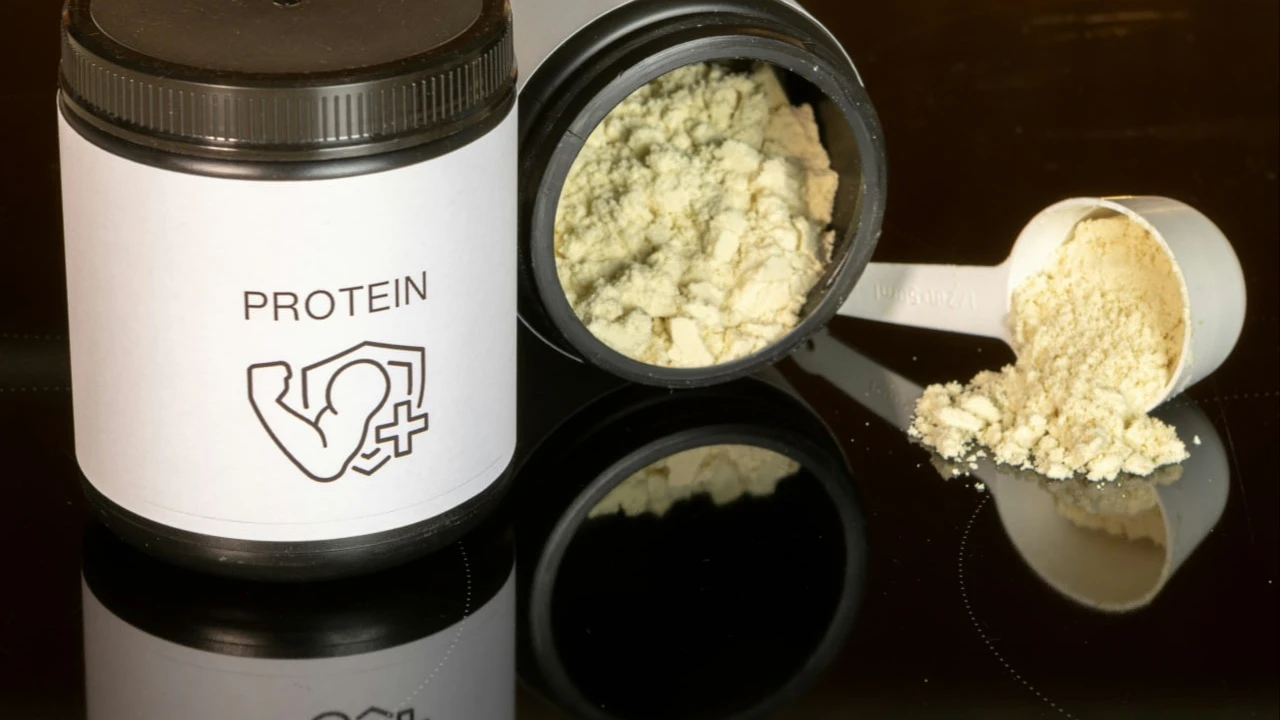 Растущая популярность протеина привела к тому, что его стали добавлять в овсянку, чипсы, вафли, кофе и даже пиво. Фото: Aleksander Saks/Unsplash