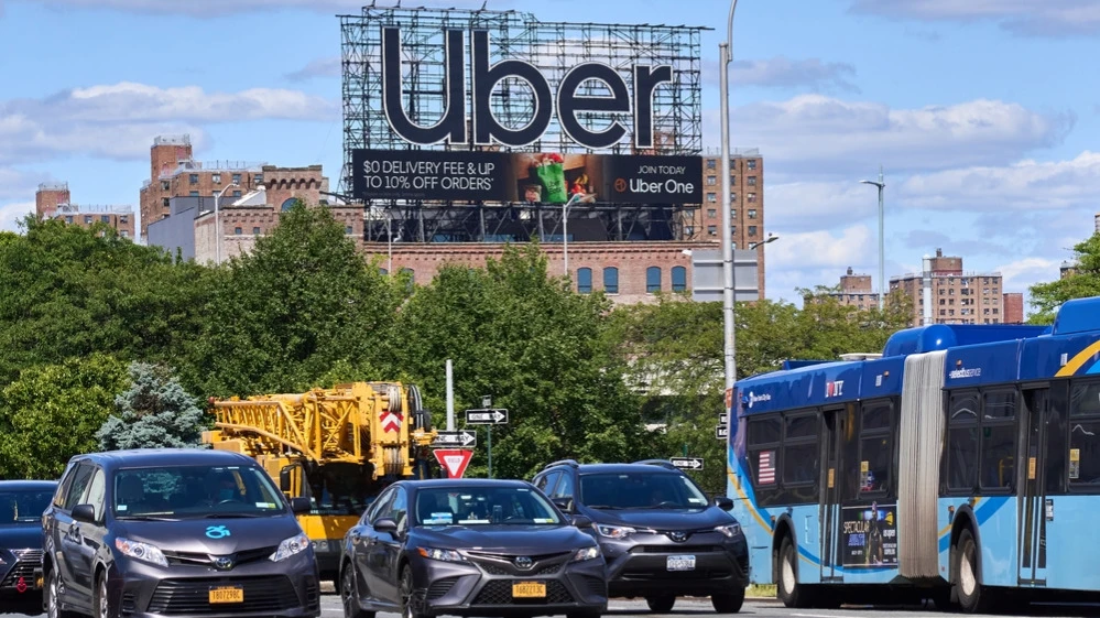 Uber не стал разрабатывать свои роботакси и вместо этого строит партнерства со стартапами в этой сфере / Фото: shutterstock/John Penney