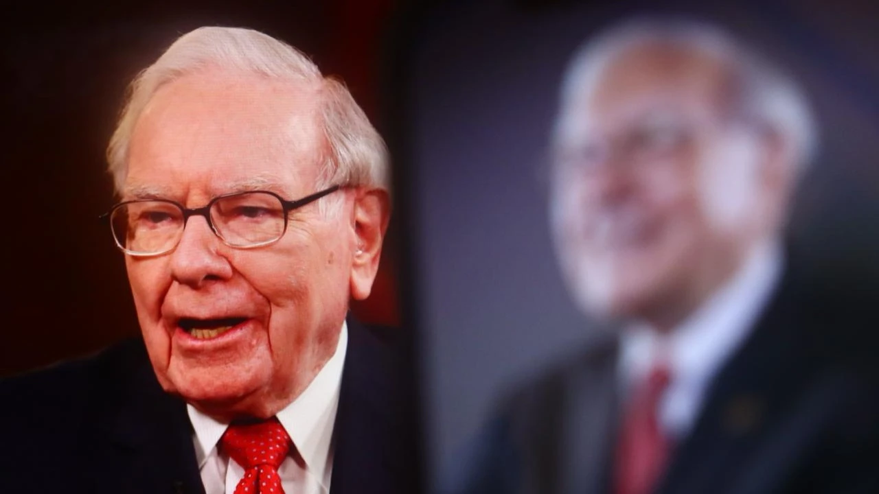 Заявление Уоррена Баффета о намерении оставить должность гендиректора Berkshire стало неожиданностью для акционеров / Фото: Photo Agency / Shutterstock.com