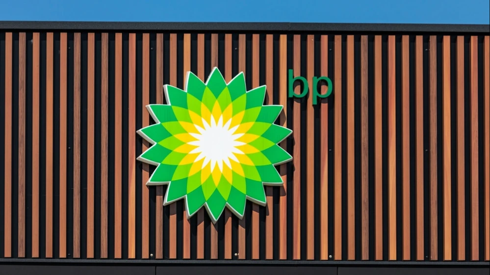 Оптимизм инвесторов по поводу акций BP может быть связан с сообщением Bloomberg, что ей интересуется Shell / Фото: shutterstock/Konektus Photo