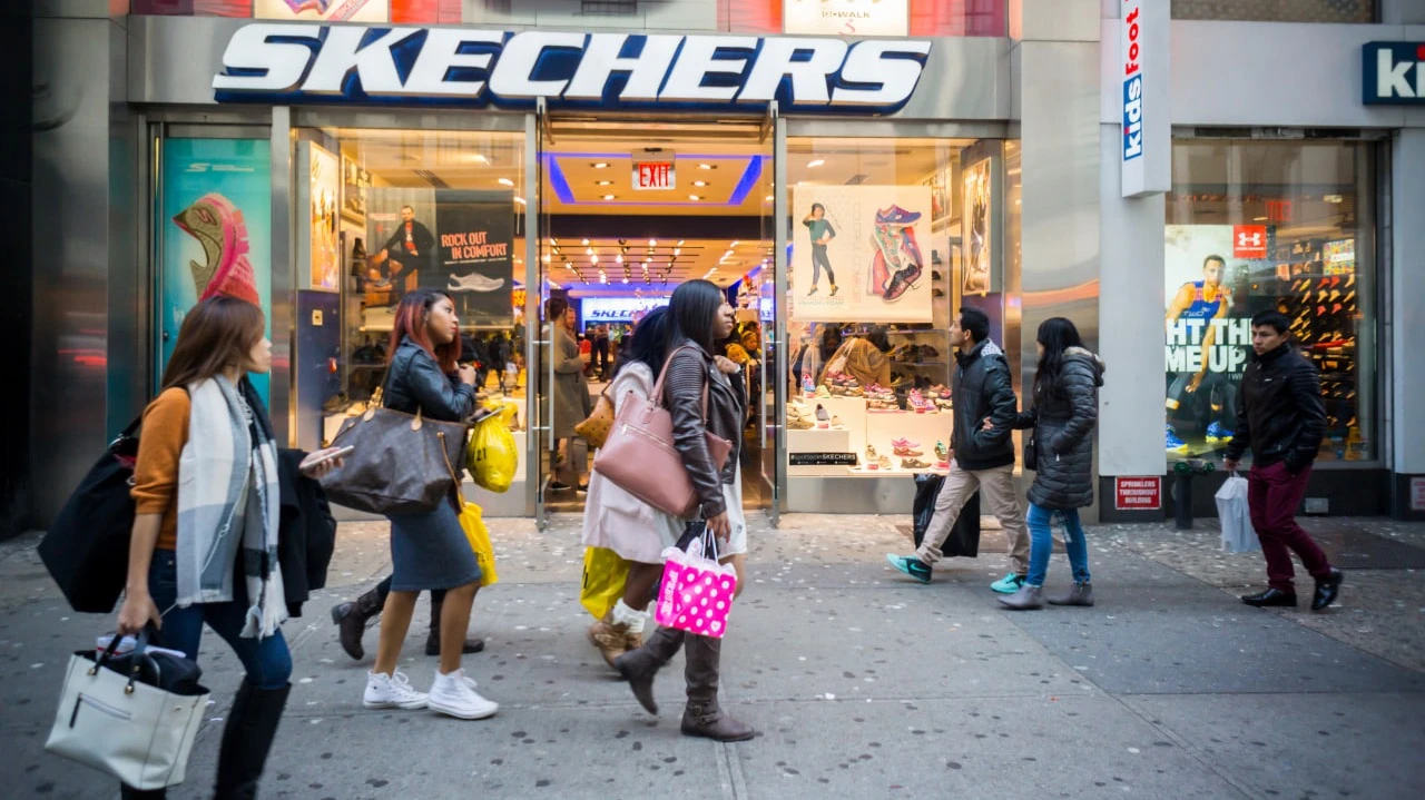 Крупнейшая сделка в обувной отрасли оказалась сюрпризом для Уолл-стрит / Фото: rblfmr / Shutterstock.com