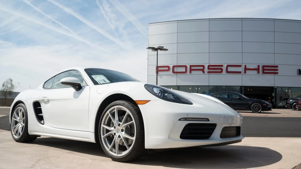 Аналитик Barclays снизил целевую цену Porsche на треть / Фото: Shutterstock.com