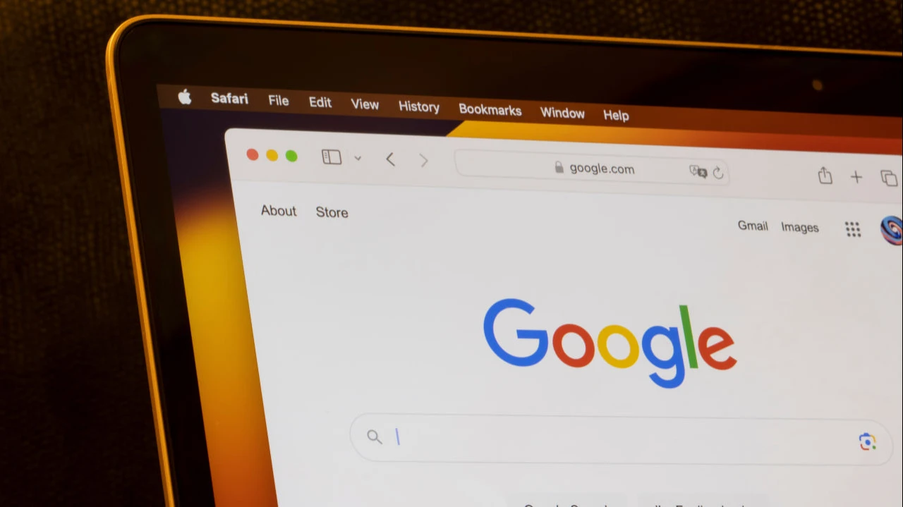 Google заявила, что «продолжает наблюдать общий рост числа поисковых запросов», в том числе с устройств Apple / Фото: shutterstock/Tada Images