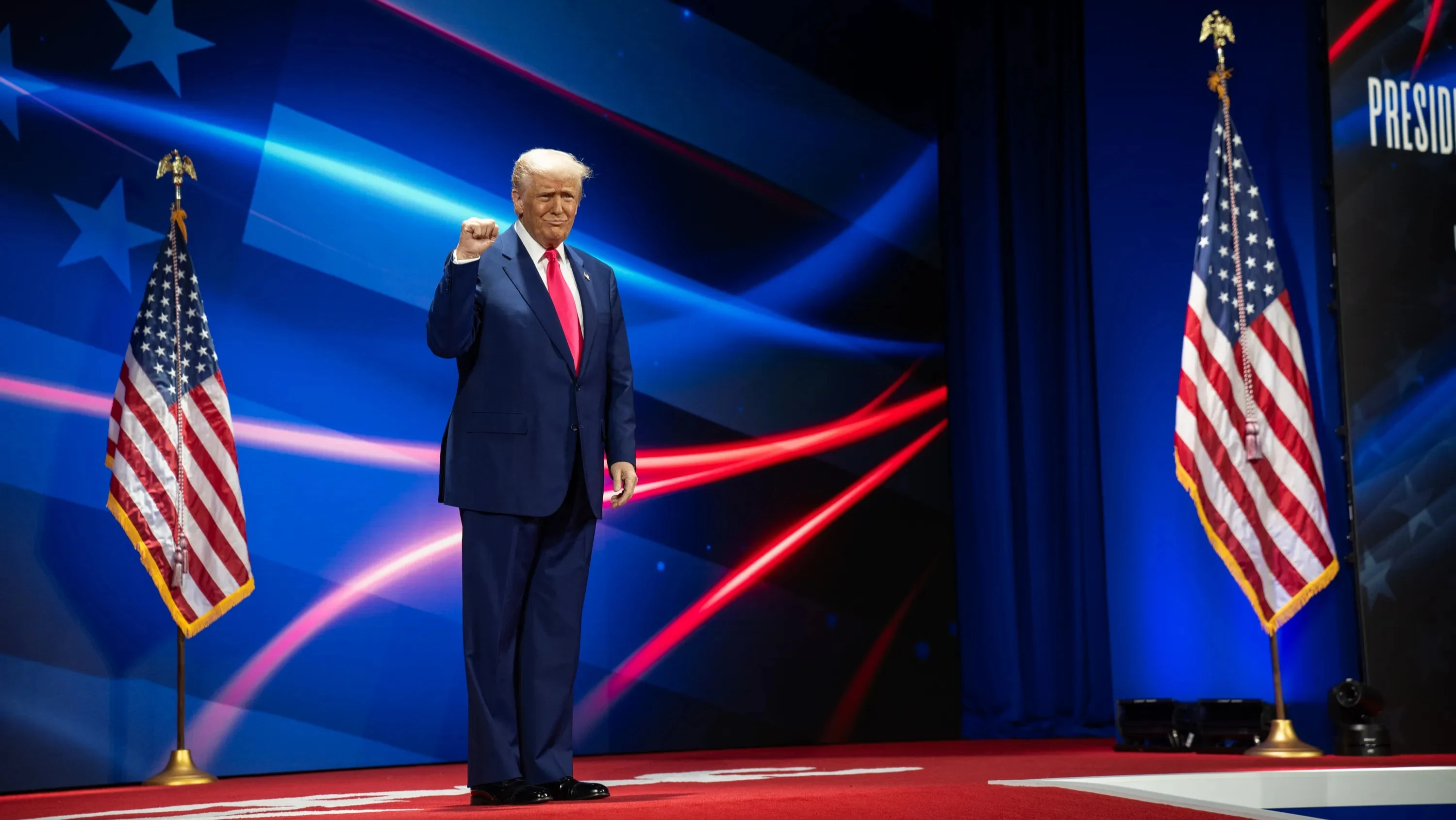 Дональд Трамп в четверг объявил о торговом соглашении с Великобританией. Инвесторы надеются, что последуют и другие / Фото: The White House