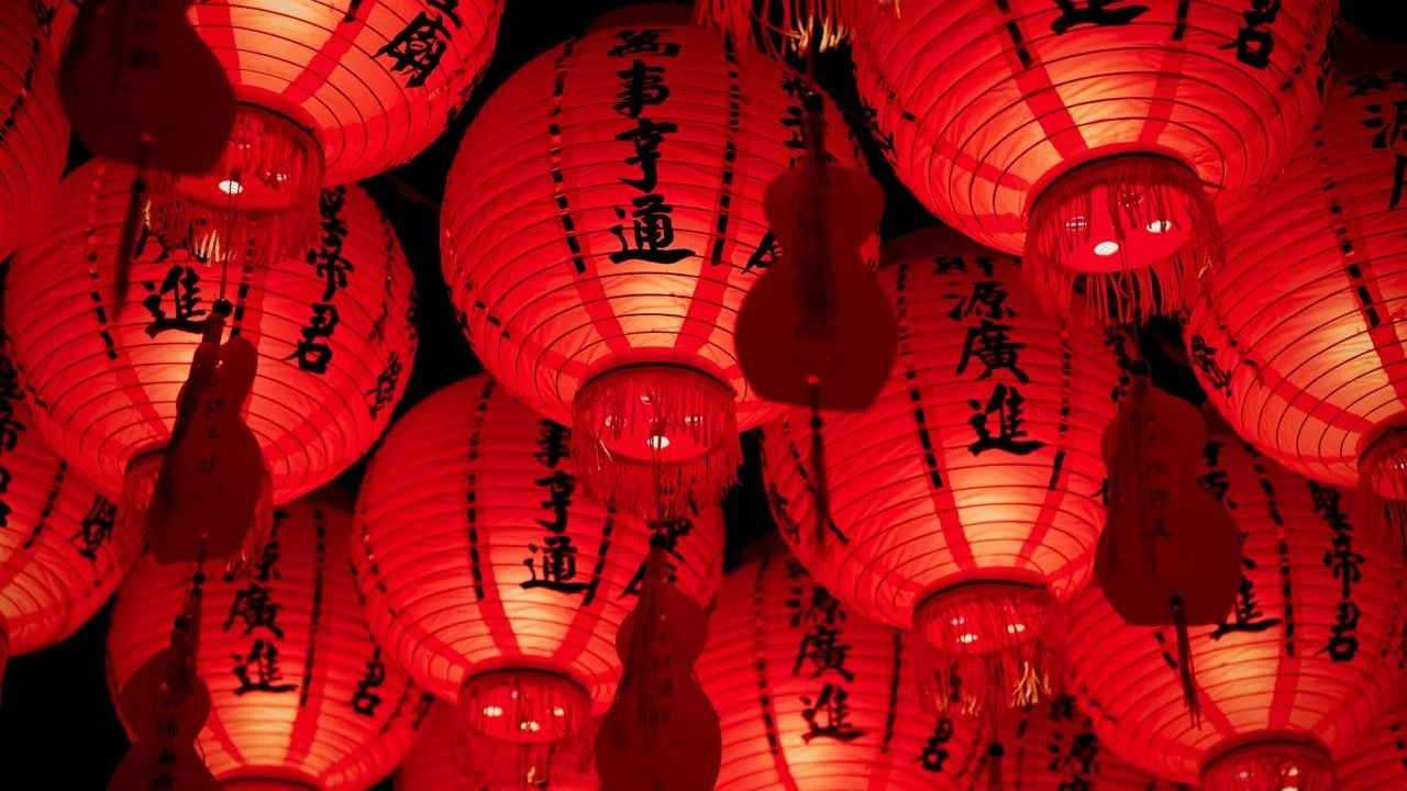 Китайские акции подорожали, а юань укрепился на фоне признаков смягчения торгового конфликта между США и Китаем / Фото: Unsplash/H&CO