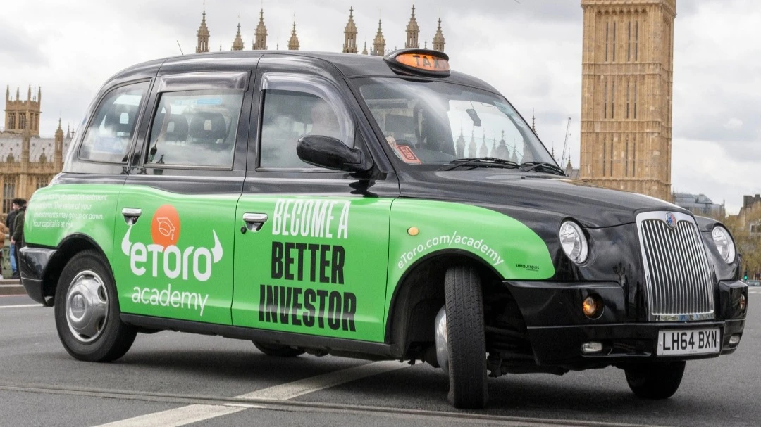 Трейдинговая платформа eToro предлагает своим клиентам возможность торговли различными активами, в том числе акциями и криптовалютами / Фото: X/eToro