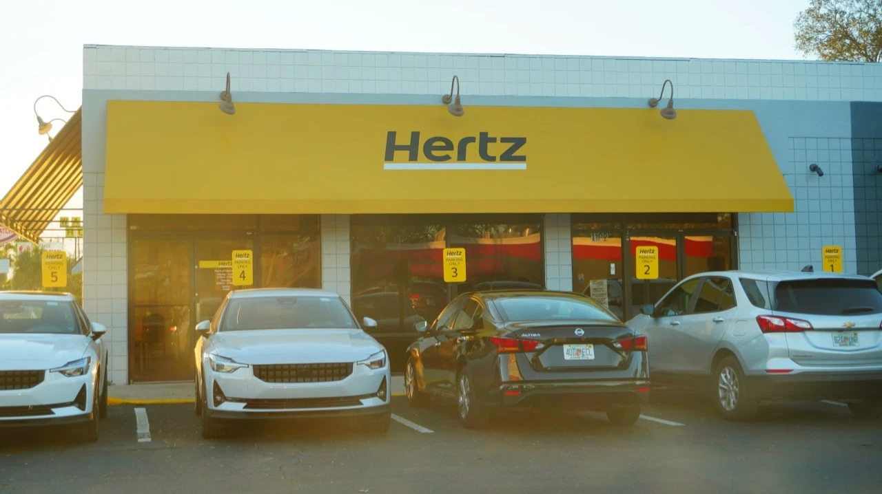 Hertz столкнулся со снижением спроса со стороны корпоративных и государственных заказчиков, а также туристов / Фото: Feng Cheng / Shutterstock.com