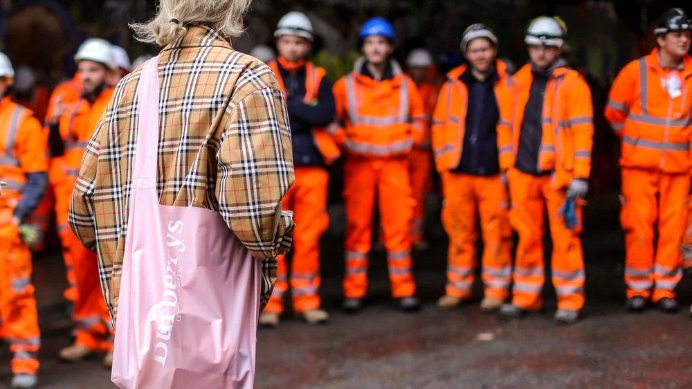 Burberry снова делает ставку на легендарные тренчи / Фото: shezimanezi/Shutterstock.com