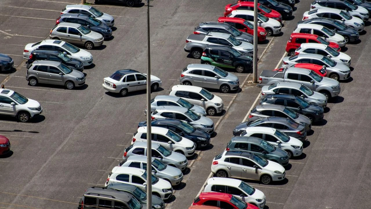 Zacks SCR снизил таргет для акций компании CSR, которая предлагает кредиты на автомобили людям с проблемной кредитной историей / Фото: Unsplash/Vitor Paladini