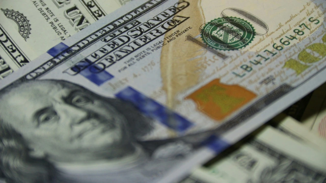 Инвестор, у которого есть $10 тыс., может воспользоваться двумя стратегиями для вложения своих средств / Фото: Vladimir Solomianyi/Unsplash