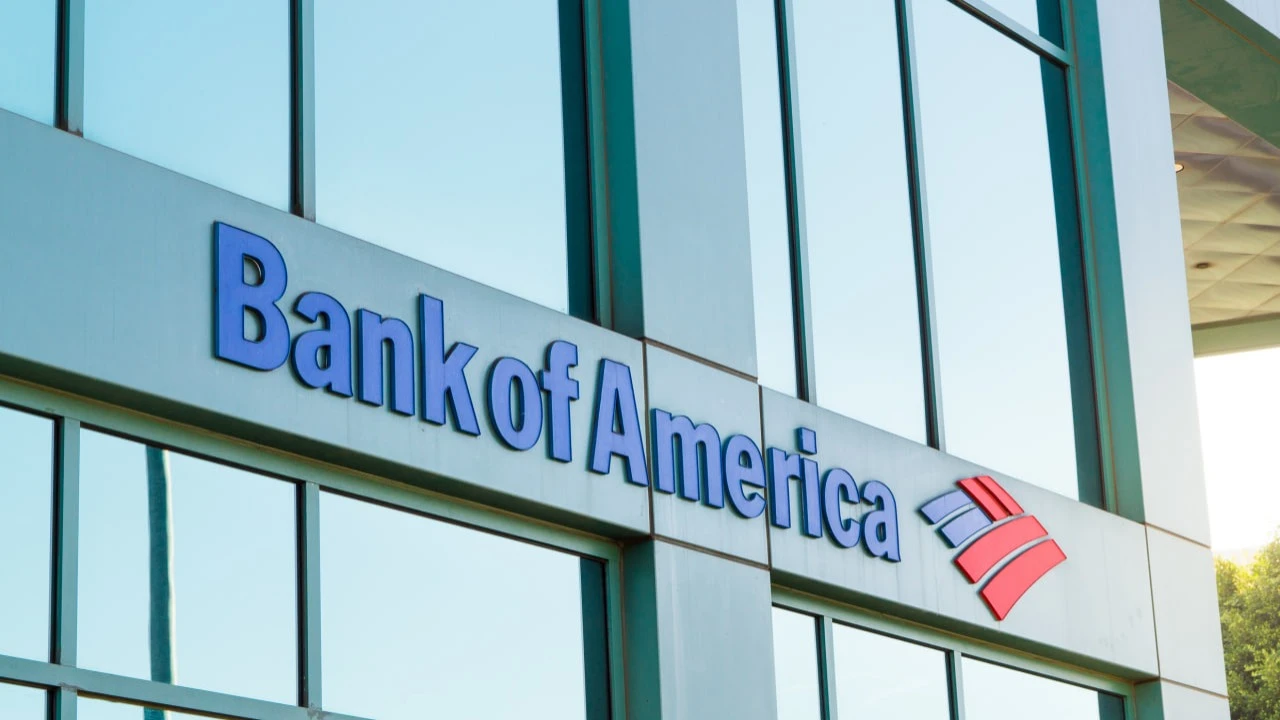 В отчете от 16 мая Bank of America обращает внимание на отставание доллара от рынка акций / Фото: Tero Vesalainen / Shutterstock.com