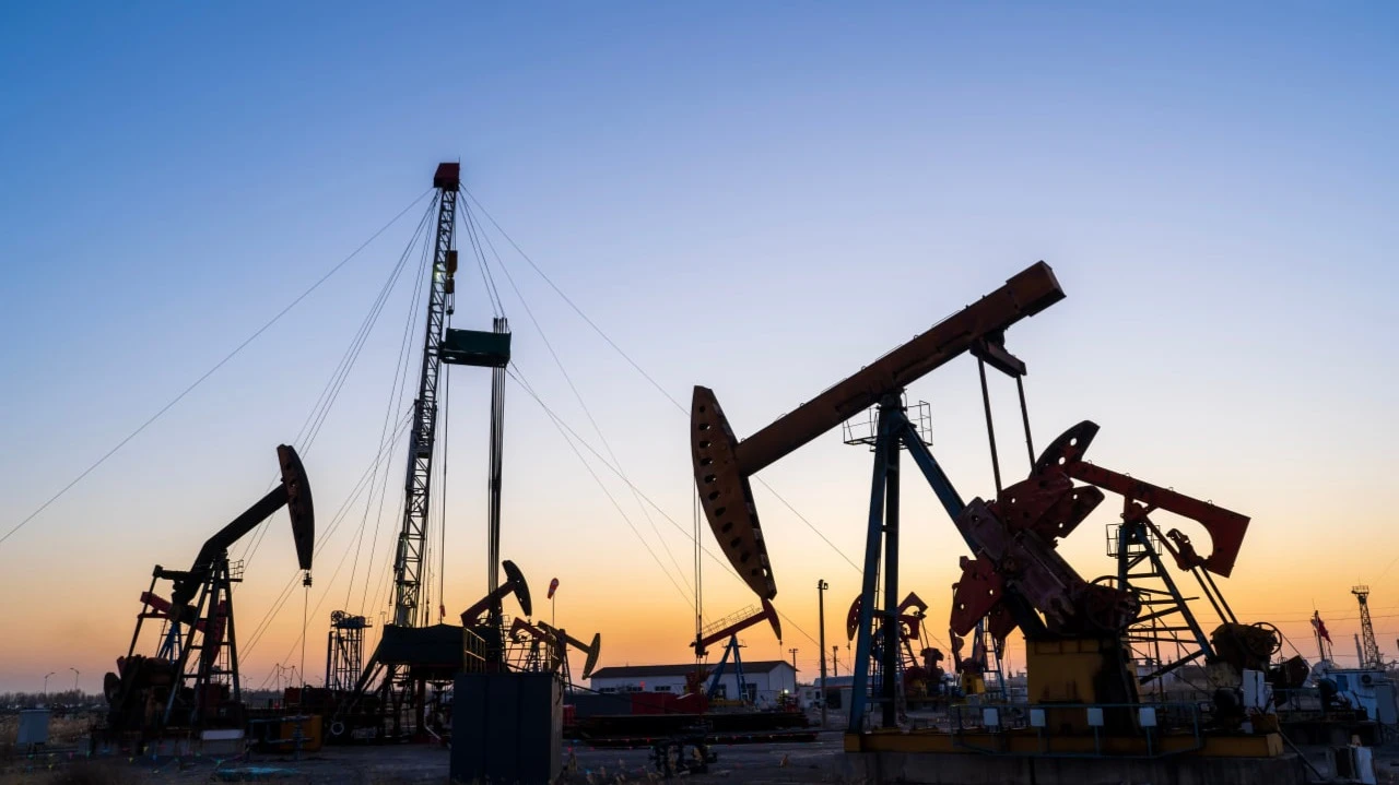 Нефть резко подорожала из-за опасений израильской атаки по иранским ядерным объектам / Фото: zhengzaishuru / Shutterstock.com