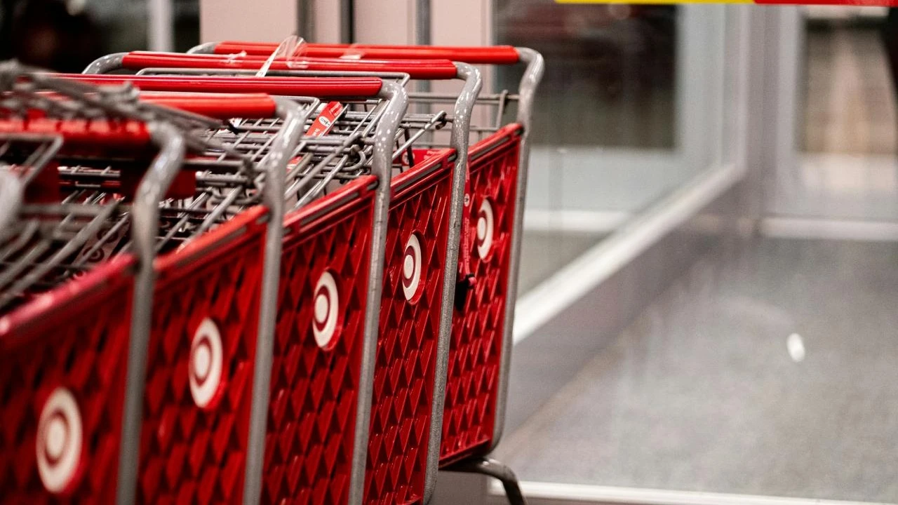 С начала 2025 года рыночная стоимость Target сократилась почти на треть, в то время как у Walmart — наоборот, выросла на 7% / Фото: Unsplash/Abhinav Bhardwaj