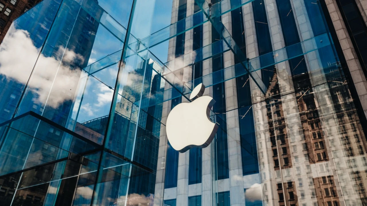 Apple хочет успеть выпустить ИИ-очки в конце 2026 года / Фото: Xeniia X / Shutterstock.com