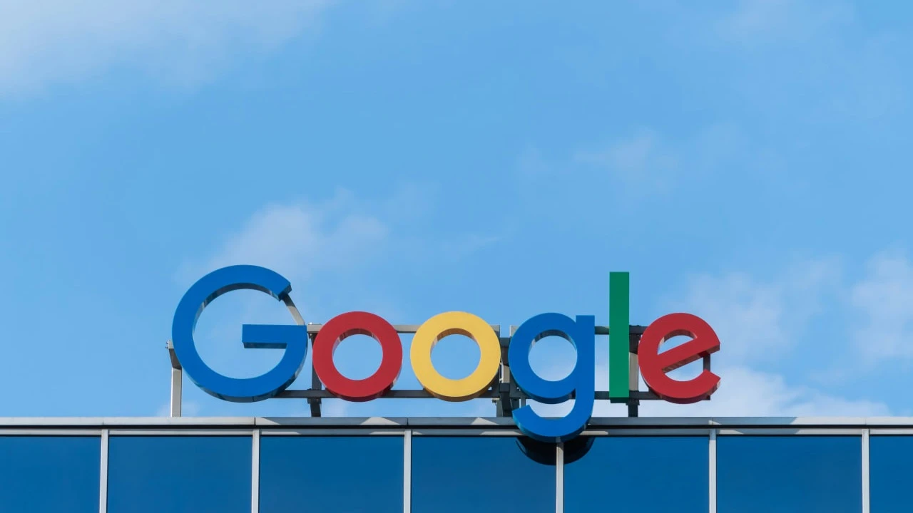 MIT Technology Review назвал использование ИИ «самым большим изменением в поисковом бизнесе с начала 1990-х». Google пытается приспособиться к этому растущему тренду. Фото: Pawel Czerwinski/Unsplash