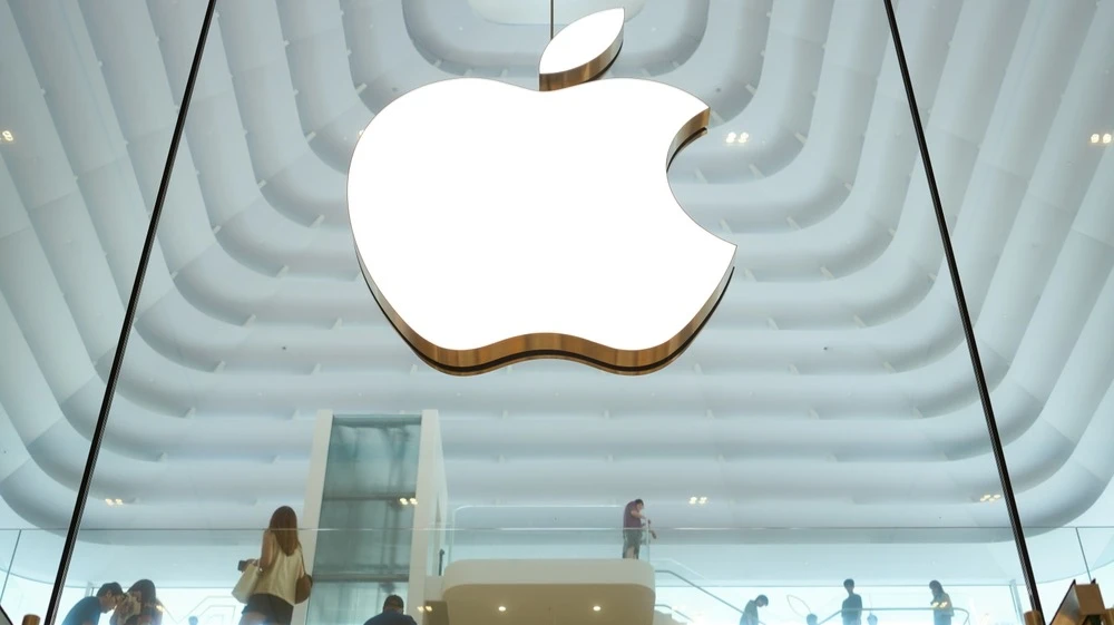 Дональд Трамп считает, что Apple должна перенести производство iPhone для американского рынка в США / Фото: jamesteohart / Shutterstock.com