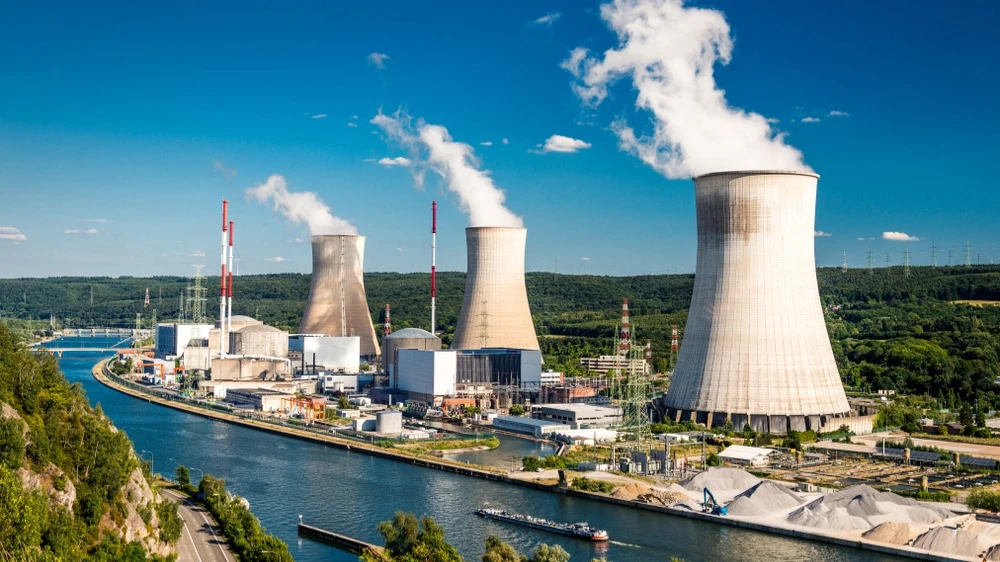 Атомная энергия играет ключевую роль в энергоснабжении дата-центров для ИИ, считают аналитики Wedbush / Фото: Shutterstock/engel.ac