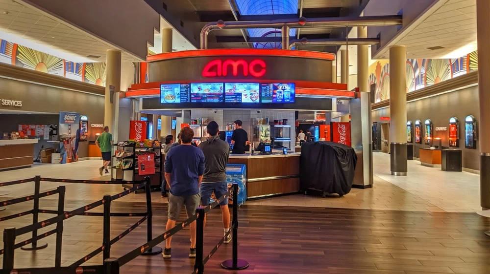 Сеть кинотеатров AMC получила рекордные кассовые сборы за продленные выходные, приуроченные ко Дню поминовения в США / Фото: QualityHD / Shutterstock.com