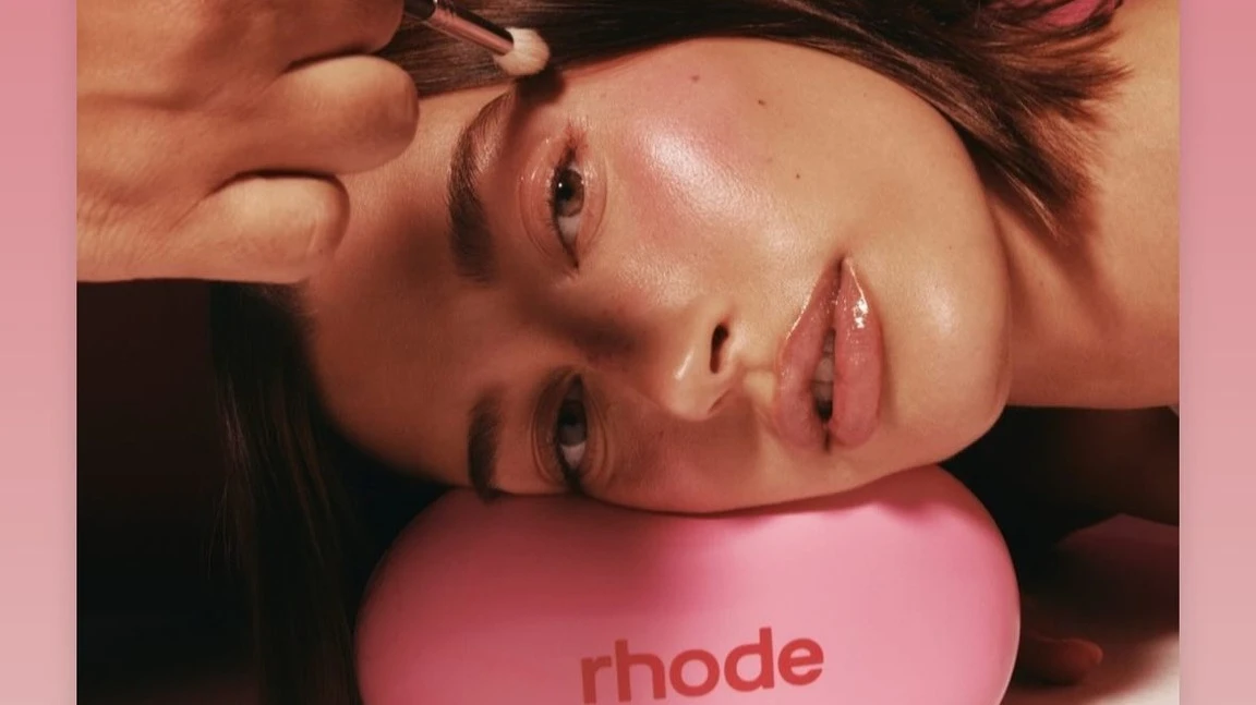 e.l.f  Beauty выходит в новый для себя премиальный сегмент за счет покупки бренда Rhode, созданного Хейли Бибер / Фото: Instagram/haileybieber