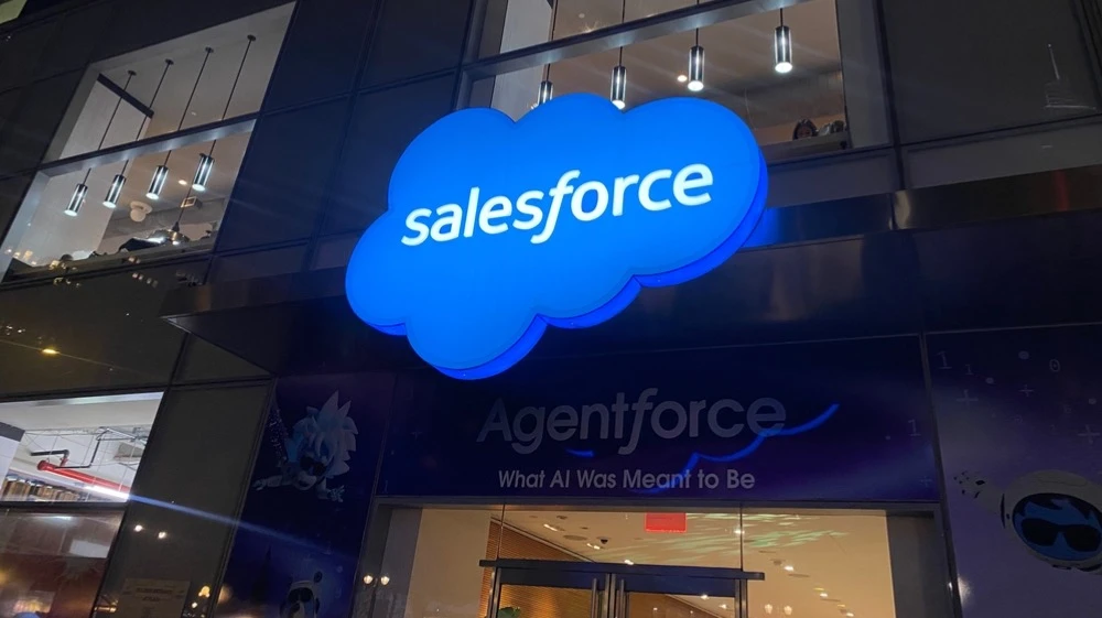 Salesforce отчиталась за первый квартал лучше ожиданий и повысила прогноз продаж / Фото: Adam McCullough / Shutterstock.com