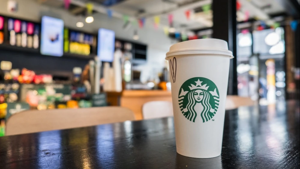 По данным TD Cowen, потребители все хуже воспринимают Starbucks с точки зрения соотношения цена–качество по сравнению с конкурентами / Фото: Cloudy Design / Shutterstock.com