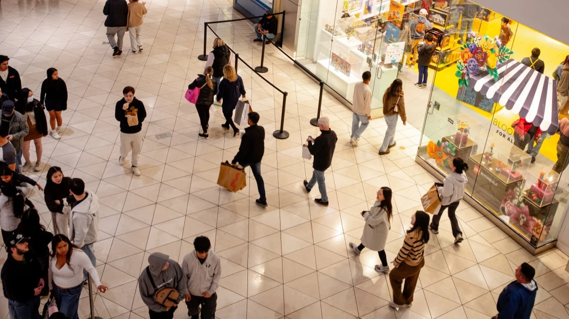 Потребительские расходы американцев в апреле резко замедлились, показав рост всего на 0,2% в сравнении с 0,7% в марте / Фото: bluestork / Shutterstock.com