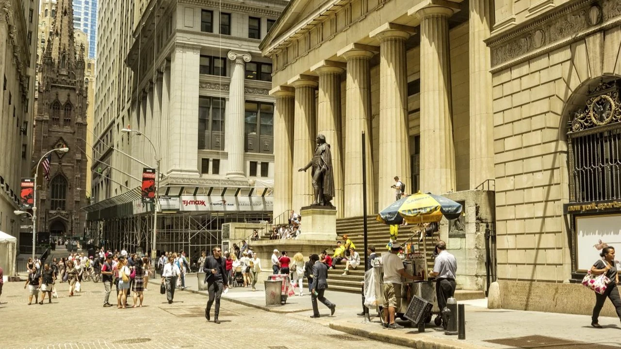 Ситуация на рынке сейчас напоминает конец 90-х, когда был пузырь доткомов, а акции постоянно росли, считает стратег Charles Schwab Кэти Джонс / Фото: Ruth Peterkin / Shutterstock.com