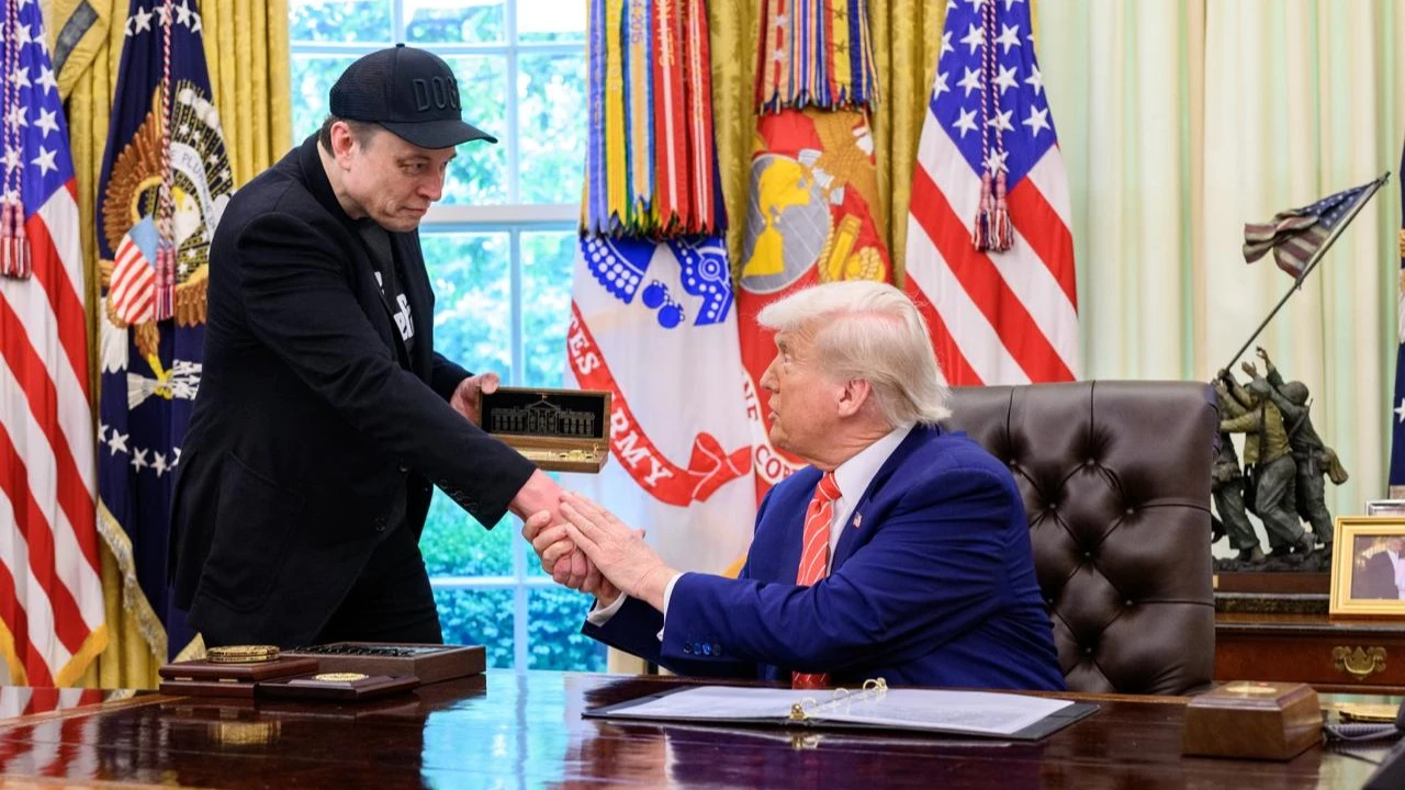 Публичный конфликт между Илоном Маском (слева) и Дональдом Трампом (справа) привел к обвалу акций Tesla / Фото: X/The White House