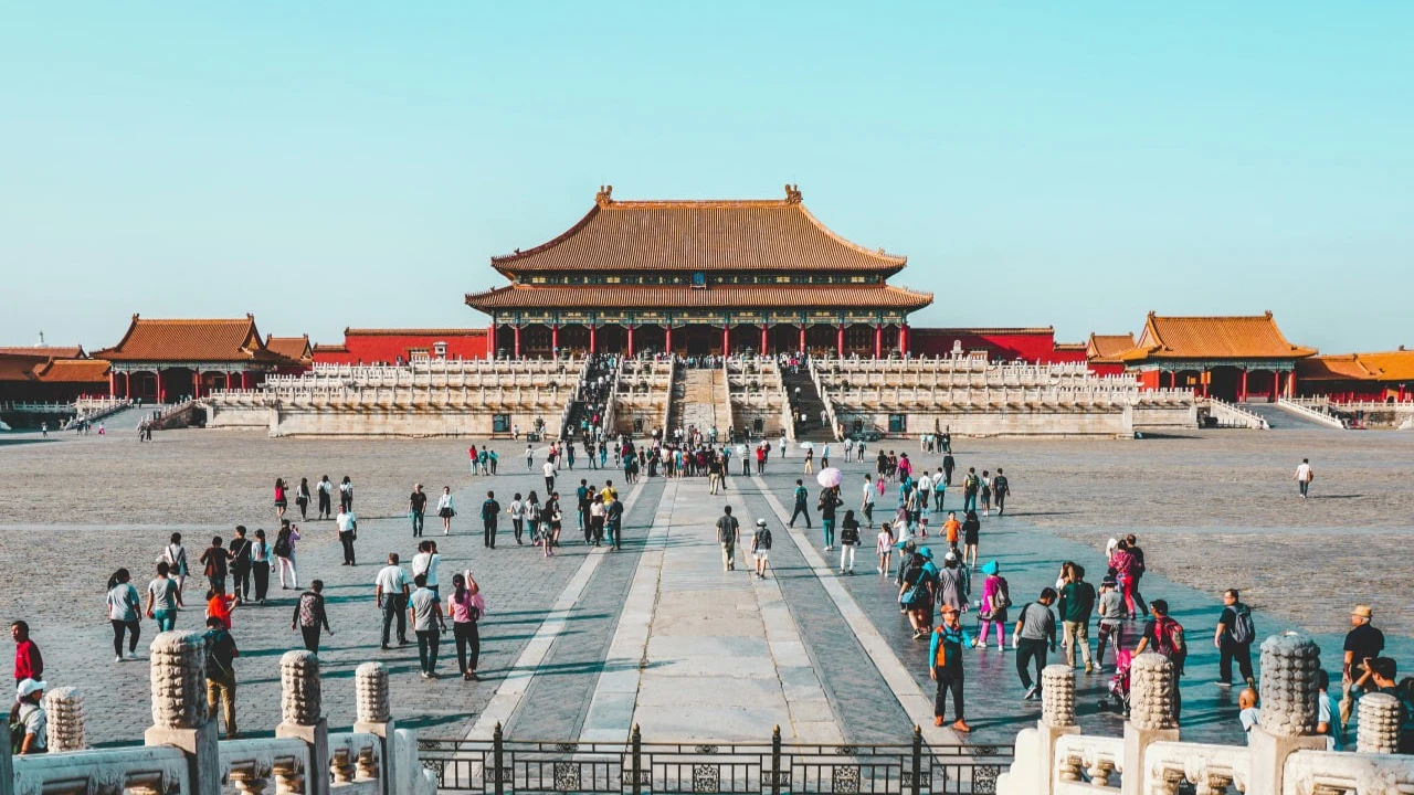 Для Китая достижение целевых темпов роста экономики в 5% в 2025 году выглядит непростой задачей. Фото: Ling Tang / Unsplash