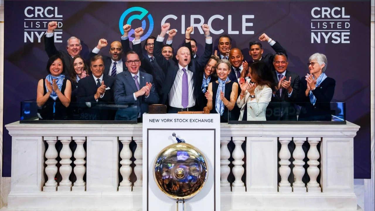 Акции Circle, первого эмитента стейблкоинов на бирже, взлетели на 250% за два дня торгов / Фото: X / NYSE