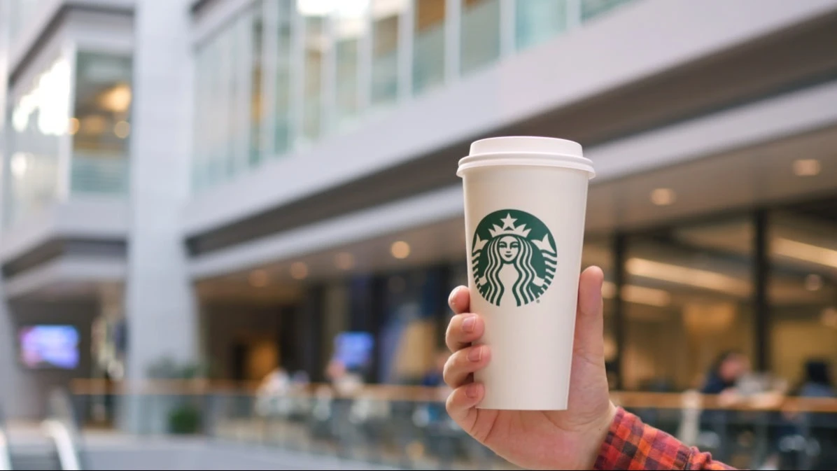 Starbucks снизит цены на чайные напитки, чтобы оживить продажи в Китае / Фото: I.K.Media / Shutterstock.com