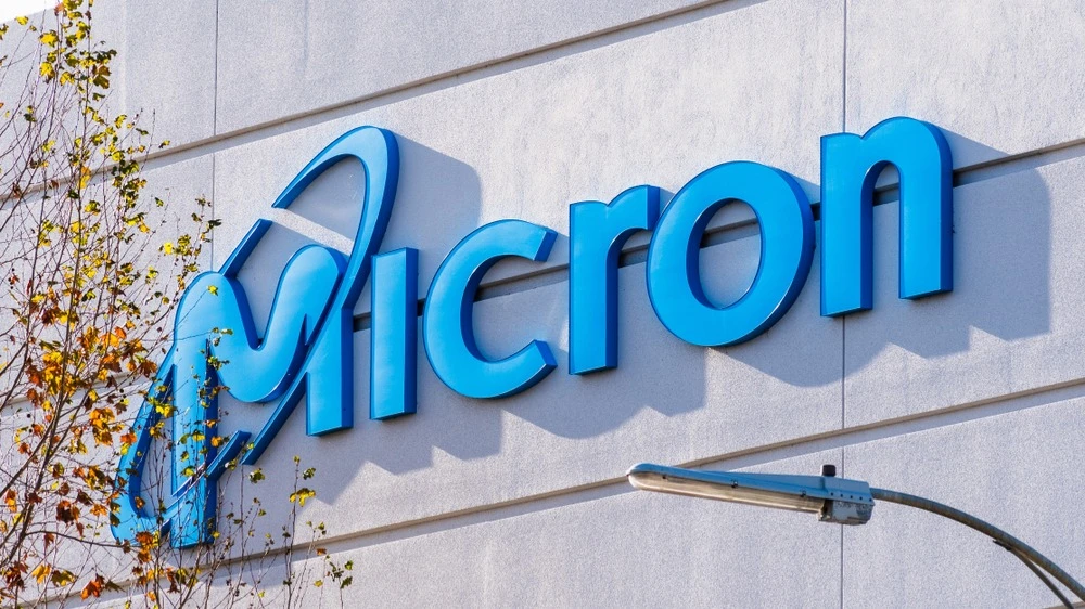 The Motley Fool named three AI stocks for investors to emulate Buffett