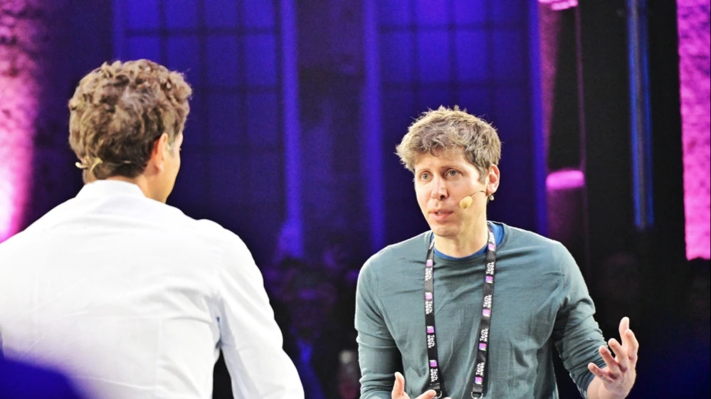 В статье «Мягкая сингулярность» Сэм Альтман утверждает, что ИИ незаметно превзошел человека / Фото: shutterstock/Antonello Marangi