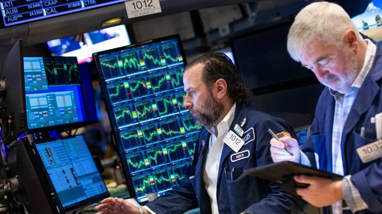 Главные фондовые индексы США — S&P 500, Dow Jones и Nasdaq Composite — подешевели примерно на 1% каждый в начале торгов 13 июня / Фото: X/NYSE