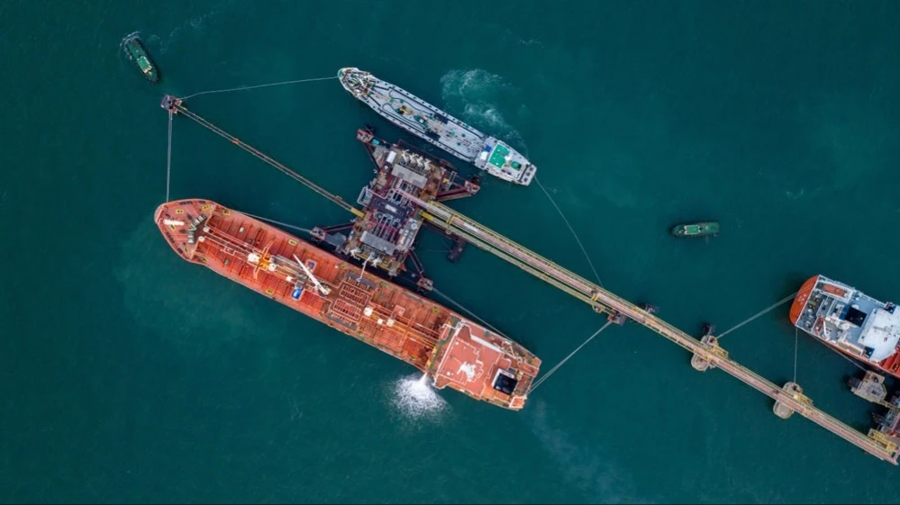 Риски для глобальных поставок нефти выросли после того, как Израиль и Иран обменялись ударами по энергетической инфраструктуре /  Фото: Shutterstock.com