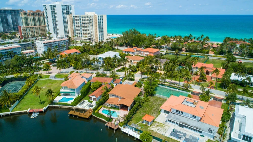 Slide Insurance сделал ставку на страхование индивидуальных домов и кондоминиумов на все более подверженном ураганам побережье Флориды / Фото: Vlad Zymovin / Shutterstock.com