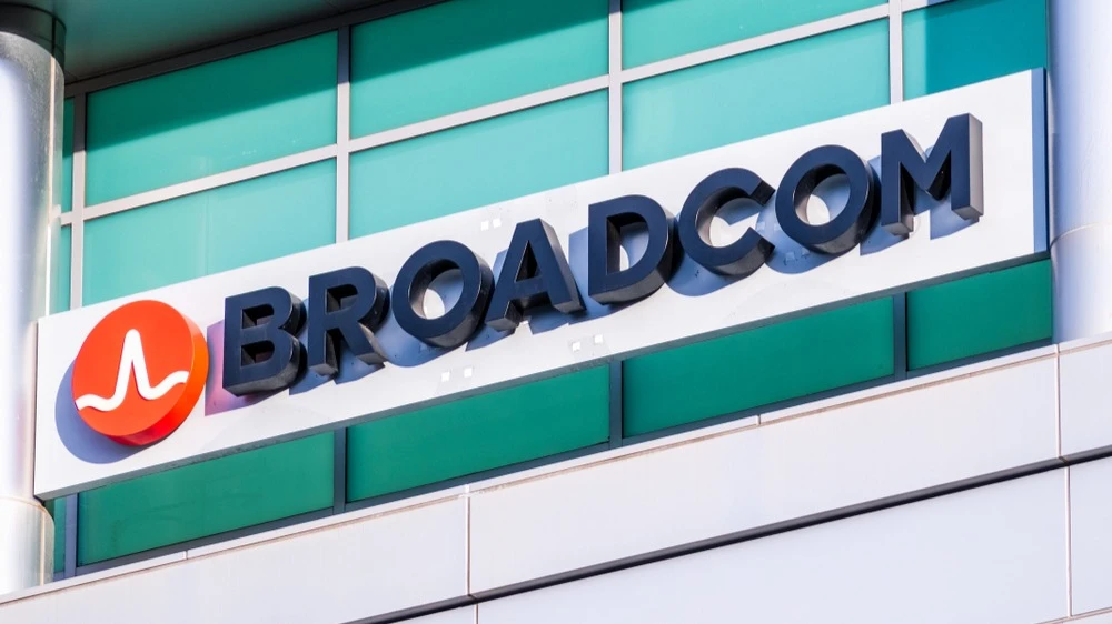 С начала 2023 года акции Broadcom взлетели на 340%, ее рыночная стоимость превысила $1 трлн / Фото: Sundry Photography/Shutterstock.com