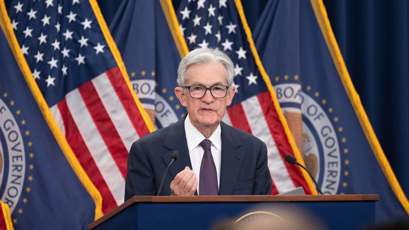 Пауэлл считает, что влияние торговой политики президента США на конечные цены будет проявляться постепенно, но оно неизбежно / Фото: X/federalreserve.gov