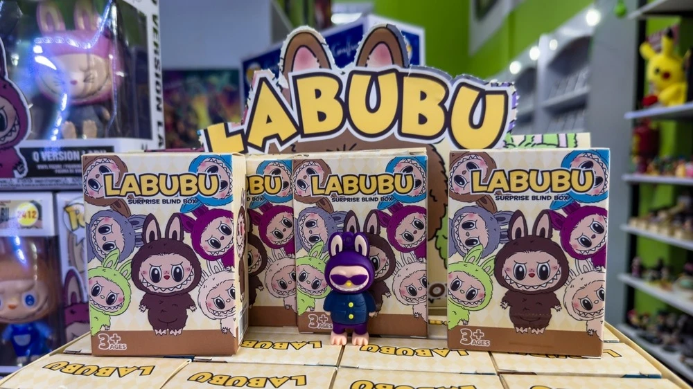 Куклы Лабубу продаются в запечатанных коробках — покупатель заранее не знает, какой именно вариант ему достанется / Фото: ALL TEXTURES/Shutterstock.com