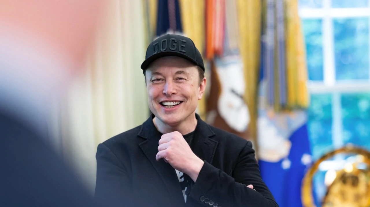 Последние несколько месяцев для инвесторов Tesla были похожи на американские горки. Одна из основных причин — действия главы компании Илона Маска. Фото: The White House / x