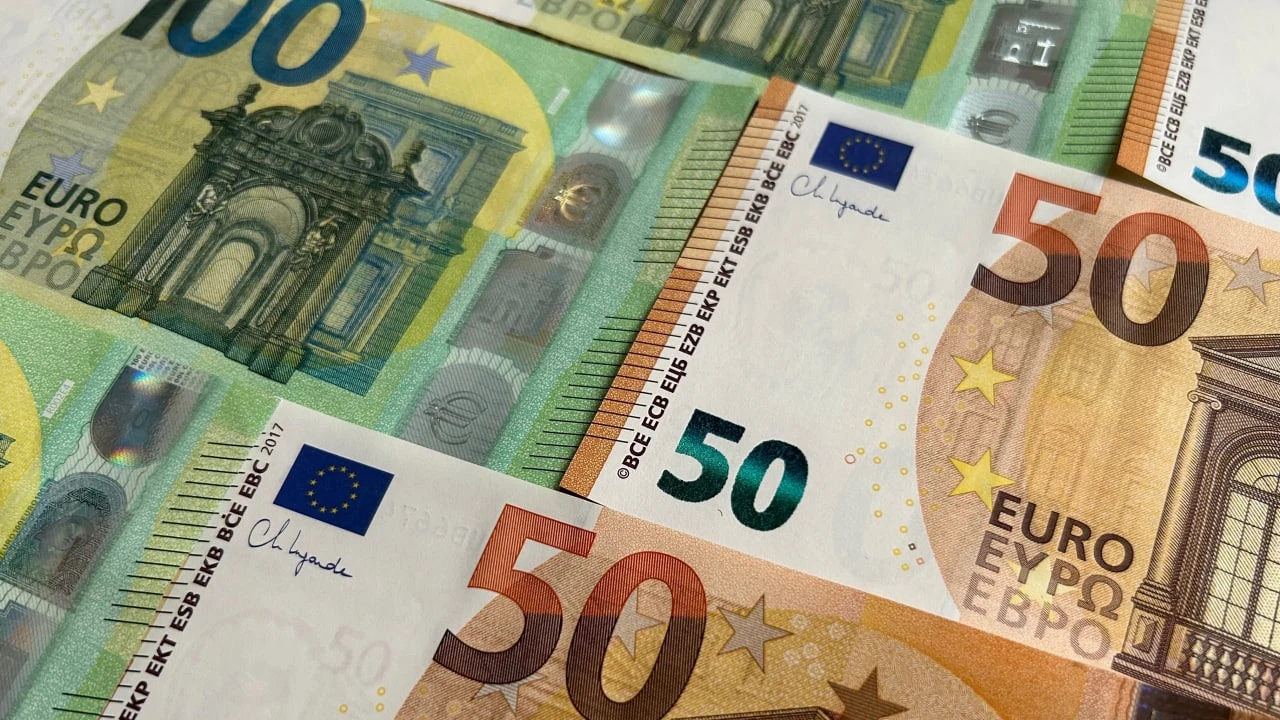 Трейдеры уходят из доллара в евро / Фото: Sebaguir / Shutterstock.com