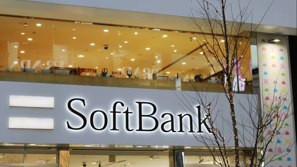SoftBank разрабатывает план по возвращению высокотехнологичного производства в США / Фото: shutterstock/Ned Snowman