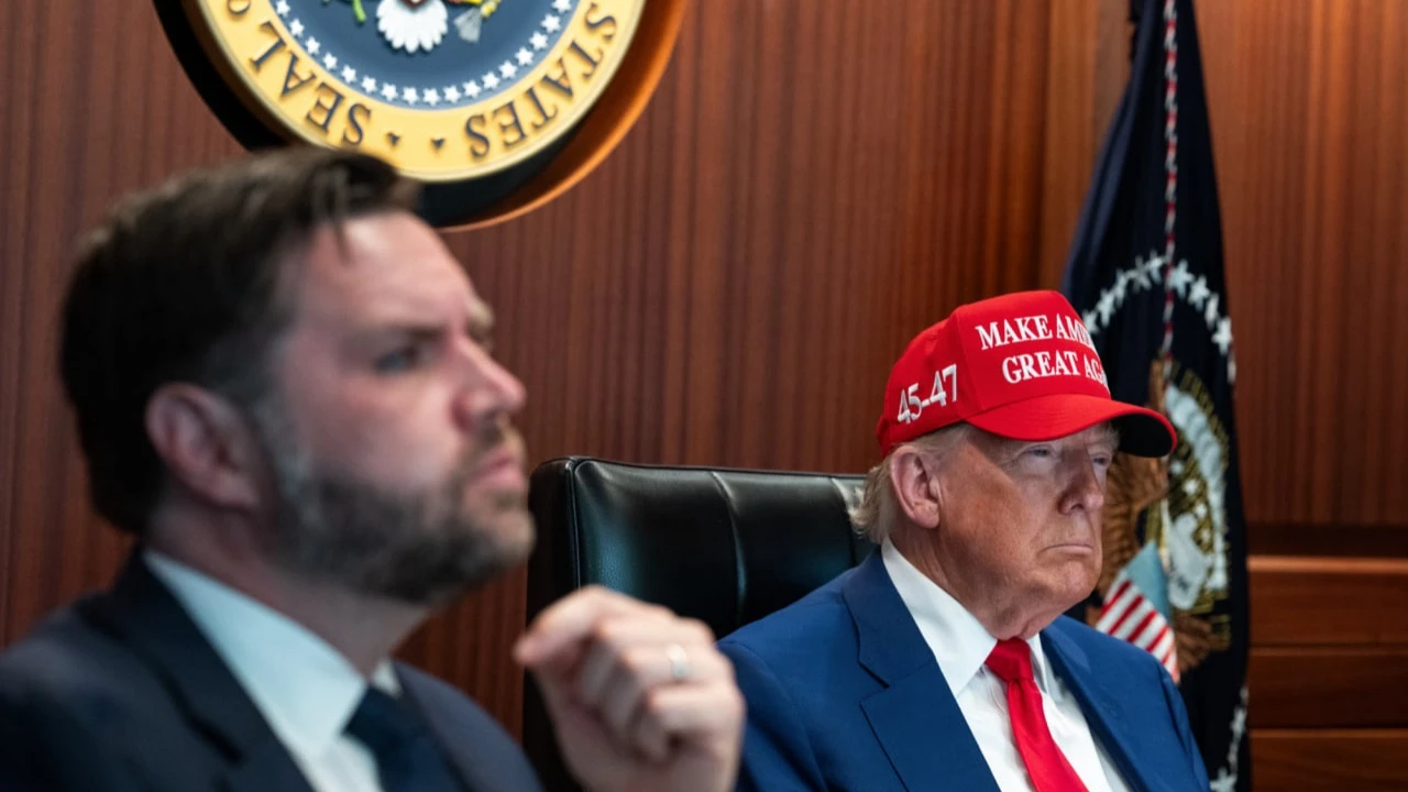 Вице-президент Джей Ди Вэнс и президент США Дональд Трамп следят за американской операцией в Иране из ситуационного центра. Фото: The White House / x